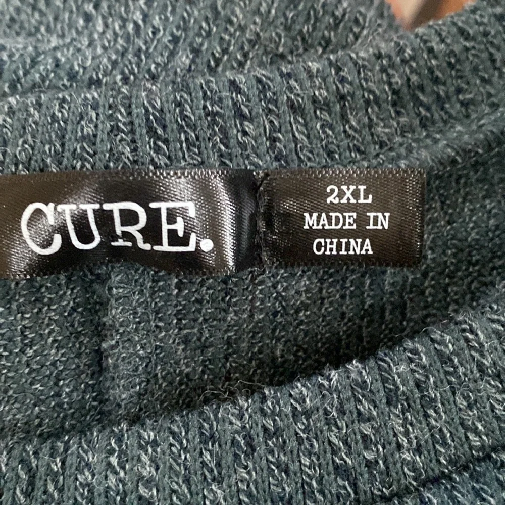 NWT Cure hi-low green sweater with wooden button detail. Size 2XL - Picture 7 of 8